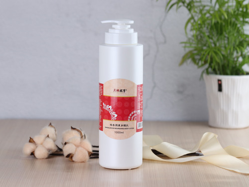 月桃故事-檀香潤膚身體乳1000ml。清爽保濕，舒緩肌膚乾燥。減少肌膚乾燥，滋潤修復肌膚，提供肌膚最適當滋養及防護。  |產品介紹|月桃專區|個人清潔.保養|身體保養