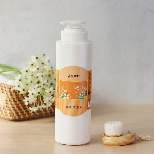 檀香沐浴乳 Body Wash 1000ml。蠶絲蛋白保濕，質地輕盈，舒緩肌膚乾燥。散發出淡淡木質清香，可紓緩您的壓力。  |產品介紹|月桃專區|個人清潔.保養|沐浴用品